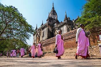 Myanmar Motorbiking Forums - Nuns in Bagan