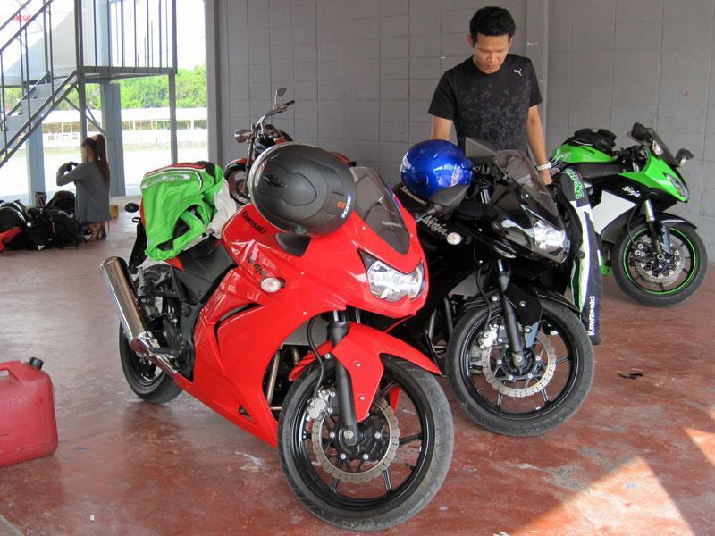 060610TrackDayBikes2Sm.jpg