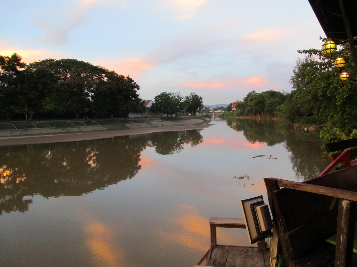 11-riverside-restaurarnt-lampang-2-jpg.jpg