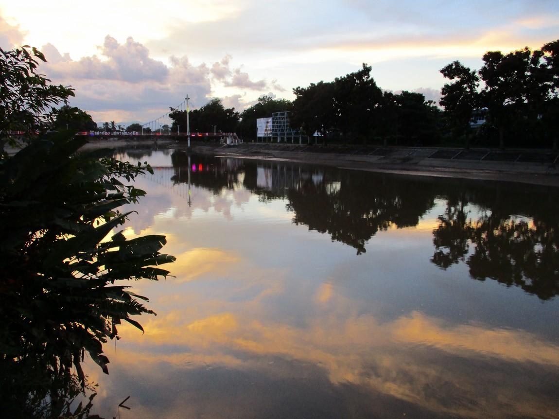 11-riverside-restaurarnt-lampang-3-jpg.jpg