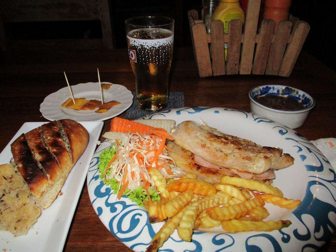 11-riverside-restaurarnt-lampang-4.jpg