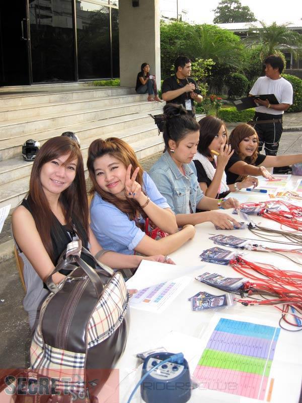 112710Rama9Girls2SSR.jpg