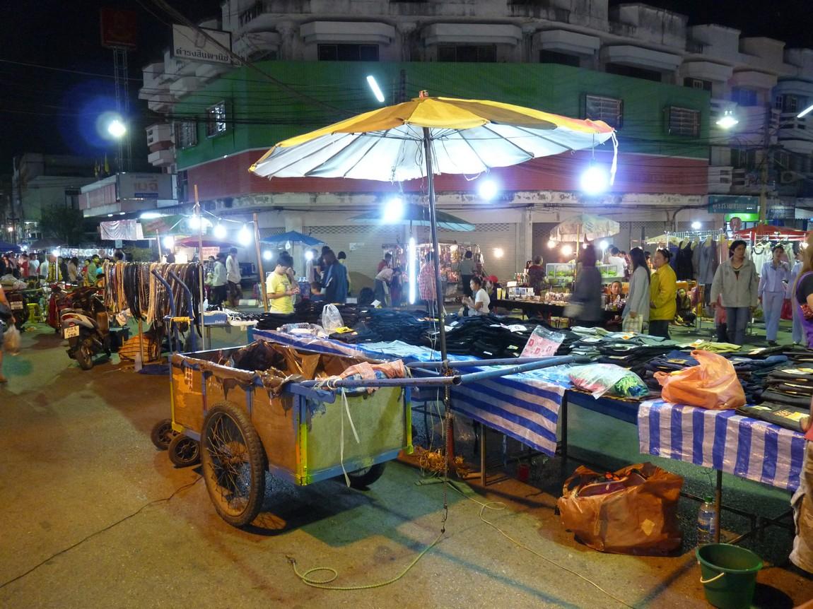 12-vendors-cart-phayao-night-market.JPG