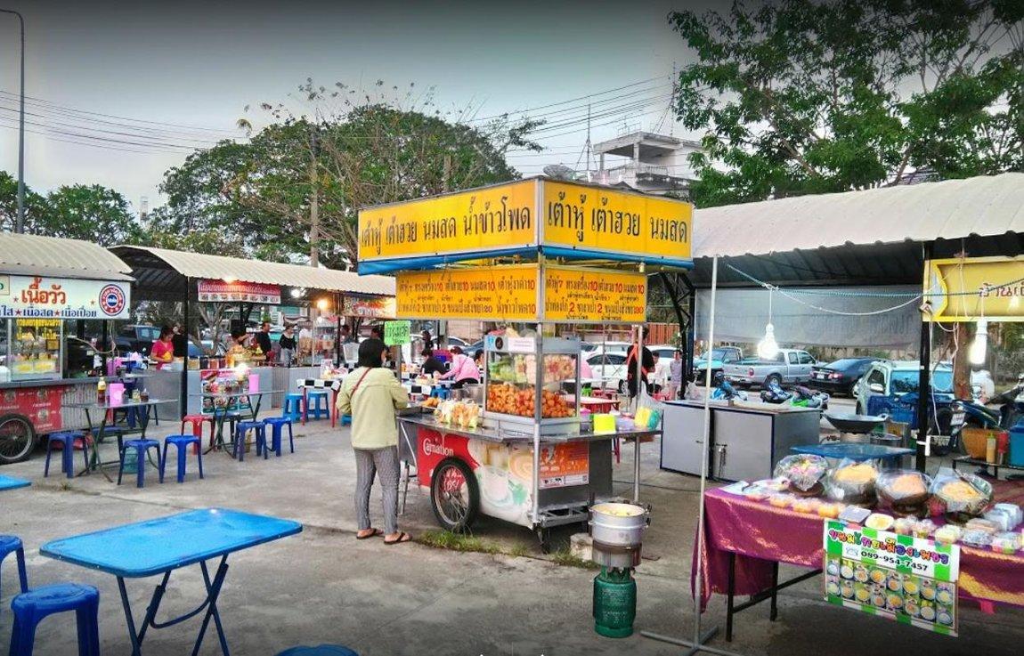 1c-vendors-food-night-market.jpg