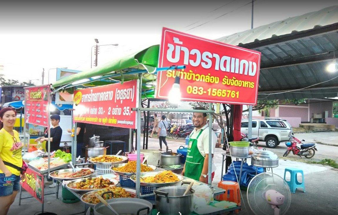 1e-vendors-food-night-market.jpg
