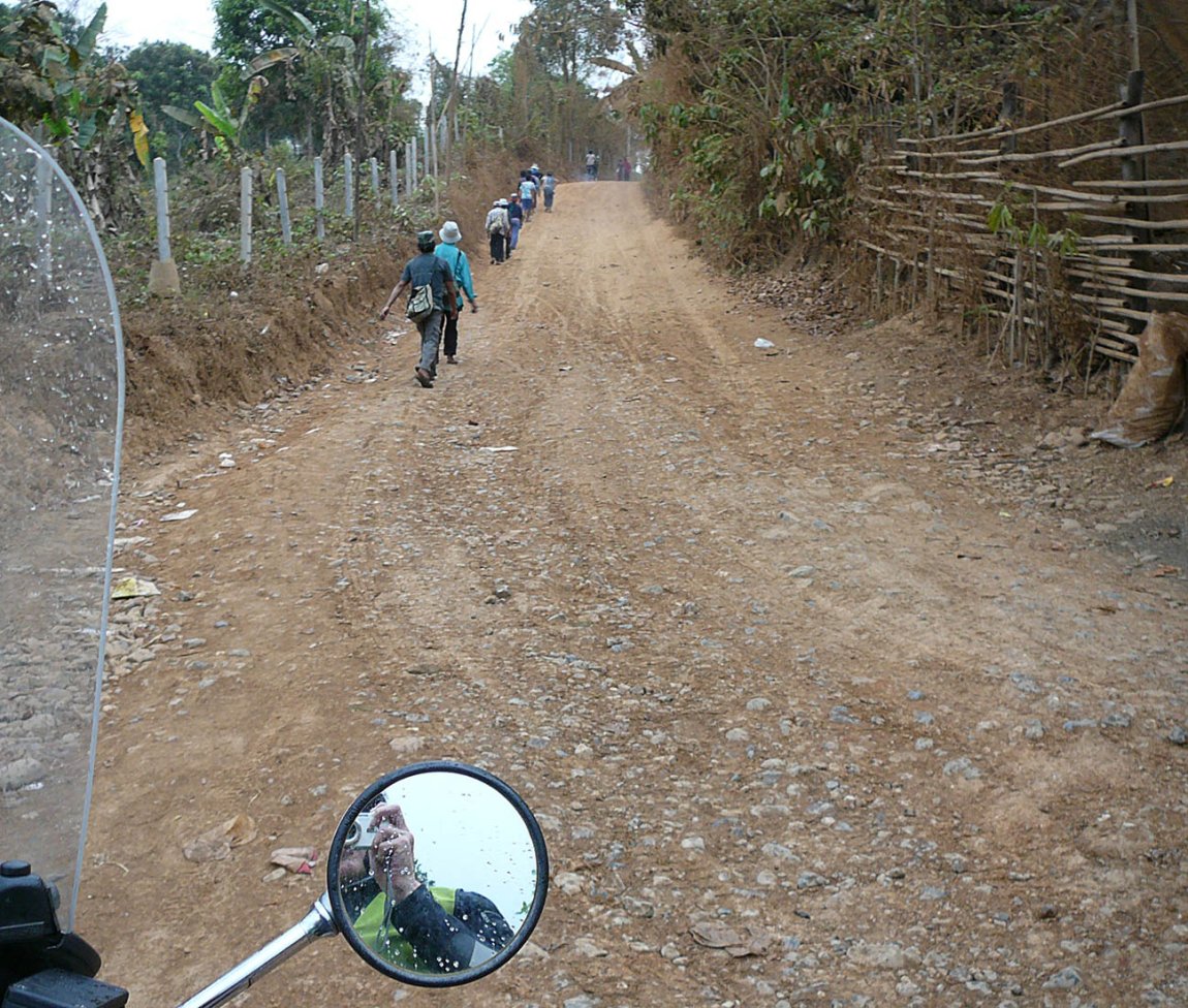 2009-03-24 17.00 Noi Sai Karen Village  - Road.jpg