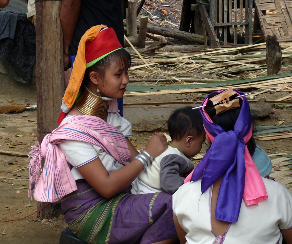 2009-03-24 17.37 Longneck Woman with Children.jpg
