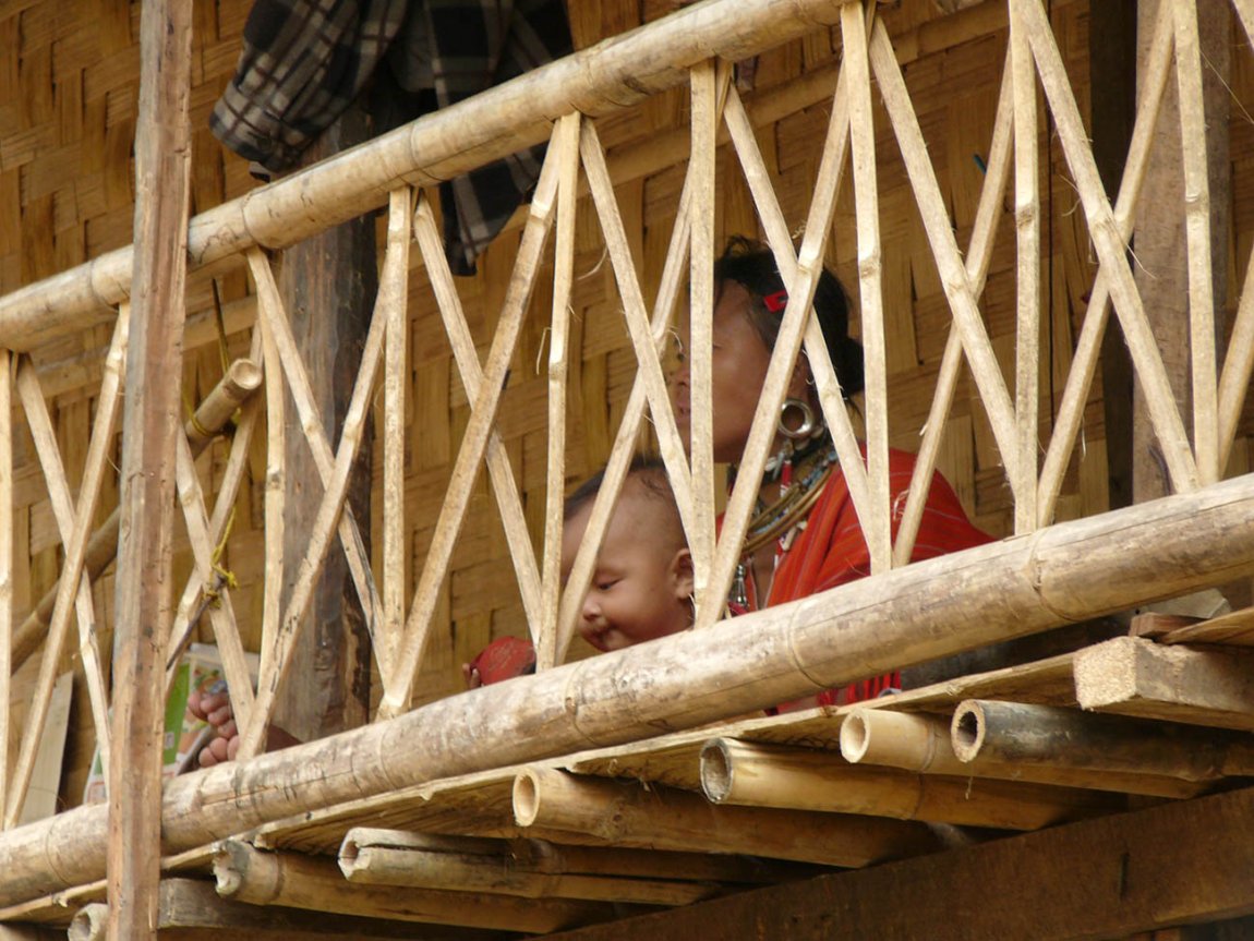 2009-03-24 17.40 Woman with Stretched Earlobes.jpg