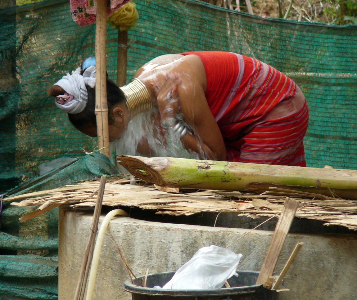 2009-03-24 17.42 Longneck Woman Washing Neck.jpg