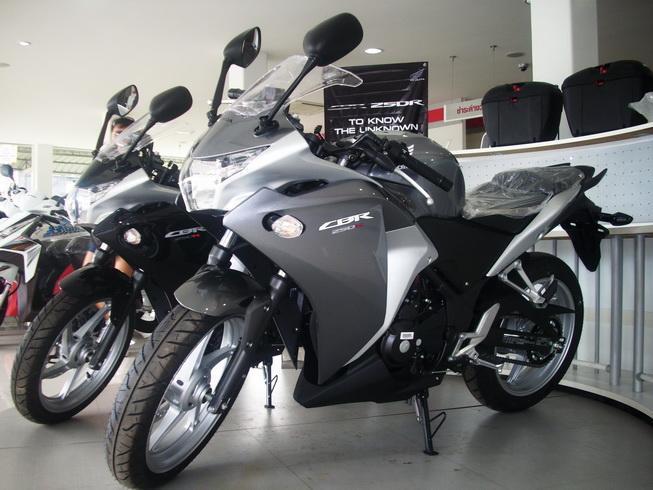 264062=460-CBR250Rsilver.jpg