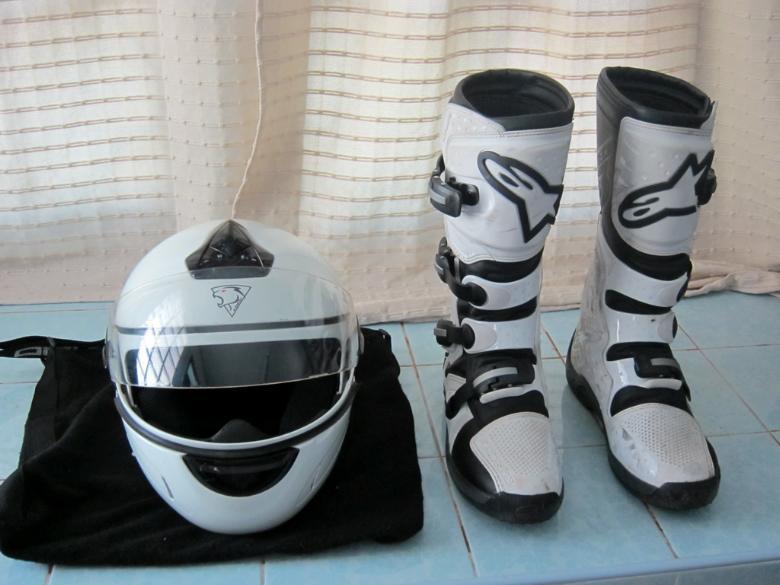 264362=580-Helmet_Boots.jpg