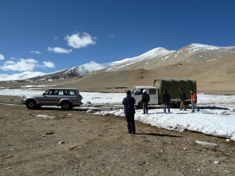 270341=4657-0011%20-%20support%20truck%20towing%20out%20of%20a%20part%20frozen%20river.jpg