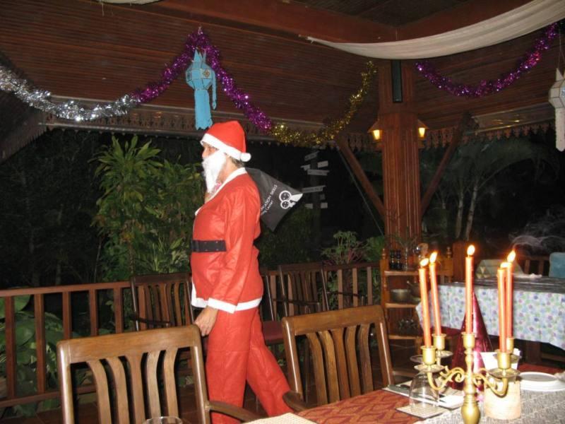274555=7395-Santas%20visit%20to%20the%20Viang%202011%202s.jpg