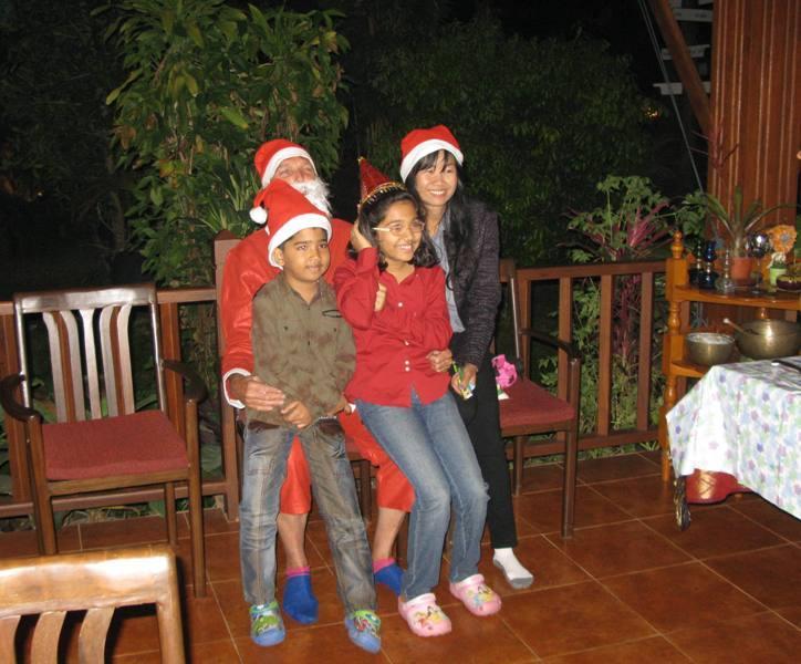 274555=7401-Santas%20visit%20to%20the%20Viang%202011%204s.jpg
