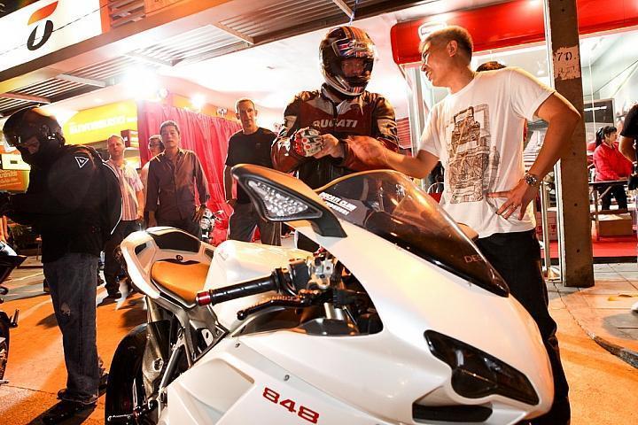 279633=10933-tel%20ducati%201199%20launch.jpg