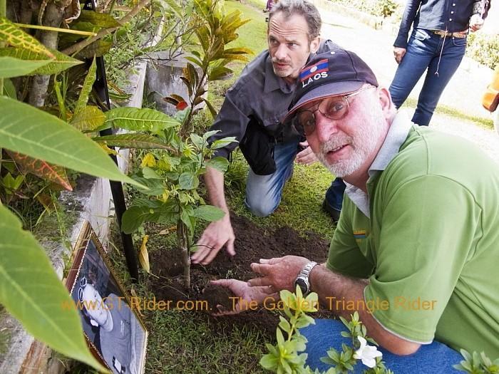 284124=13316-david-fl-planting-dan-lr.jpg
