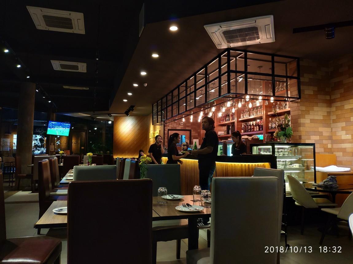 2a-living-room-restaurant-jpg.jpg