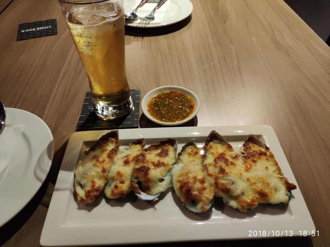 2c-living-room-restaurant-mussels.jpg