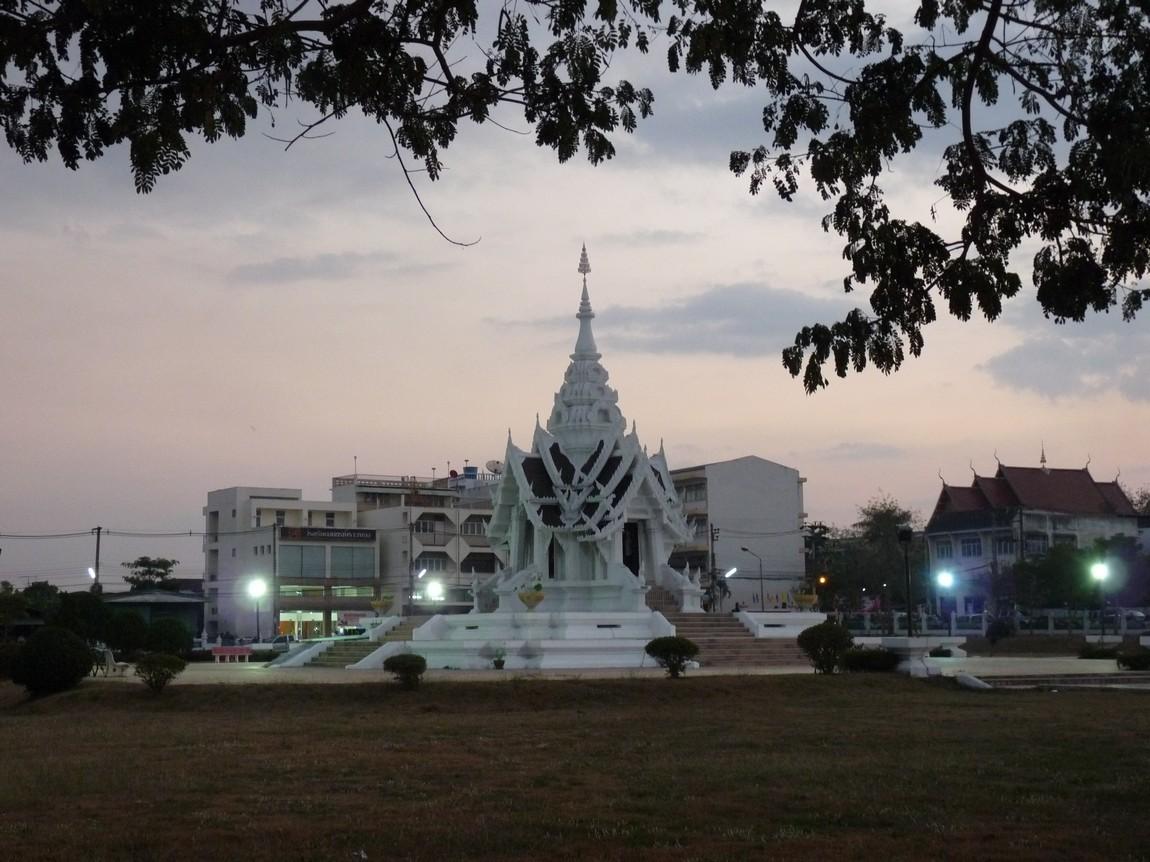 3-temple-phayao-night-market.JPG