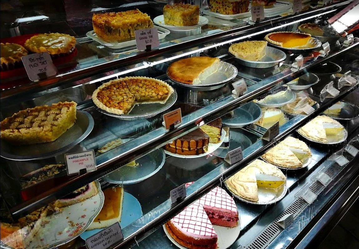 4-charin-garden-resort-cakes-3.jpg