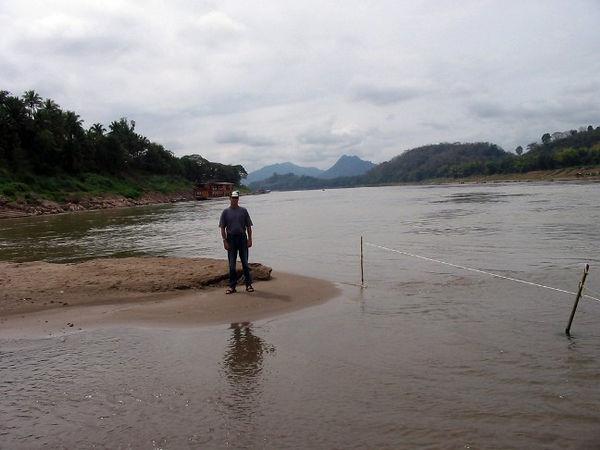 56606530-M.jpg