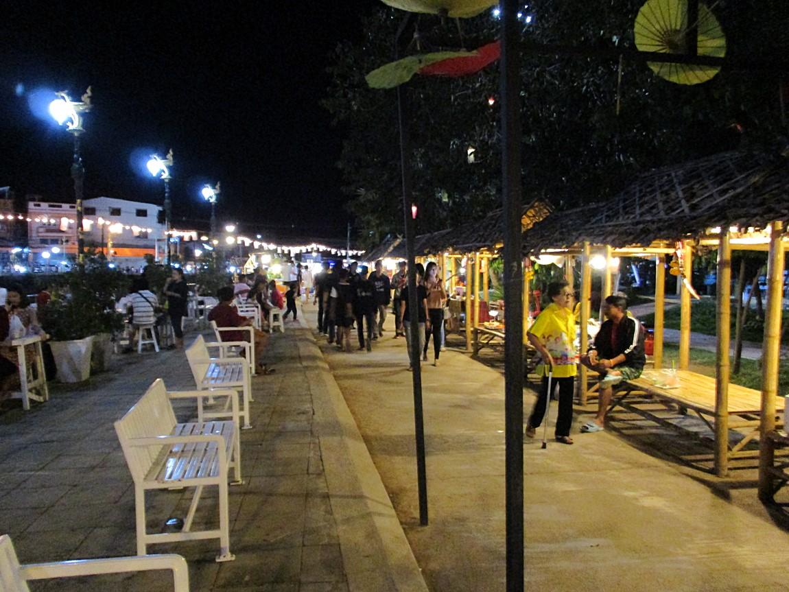 6-street-food-lom-sak-night-market.jpg
