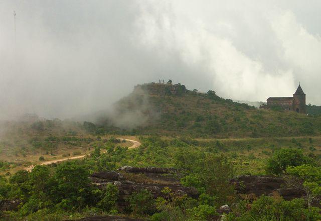 bokor-plateu-nebel.jpg