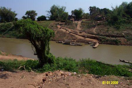 Chhlong_-_ferry_1st_river.jpg