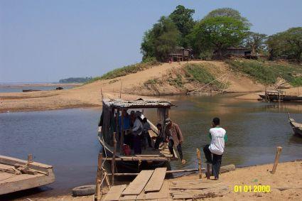 Chhlong_-_ferry_2nd_river.jpg