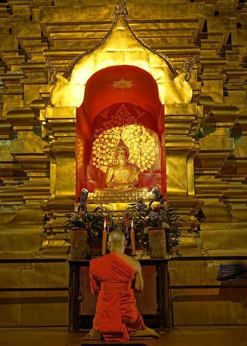 chiang-mai-buddhistischer-moench-betet-small.jpg