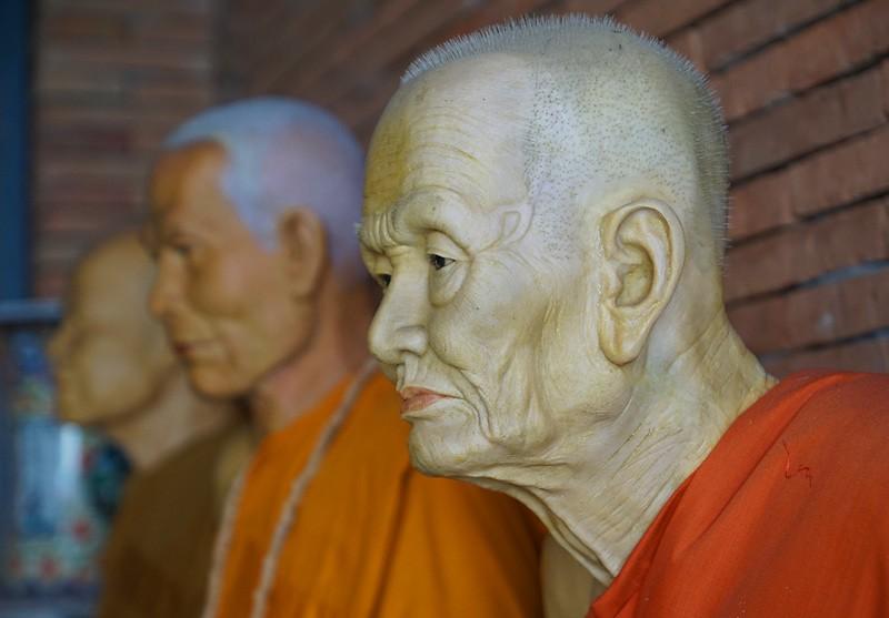 chiang-mai-wat-chedi-luang-varaviharn-wachs-moech-small.jpg