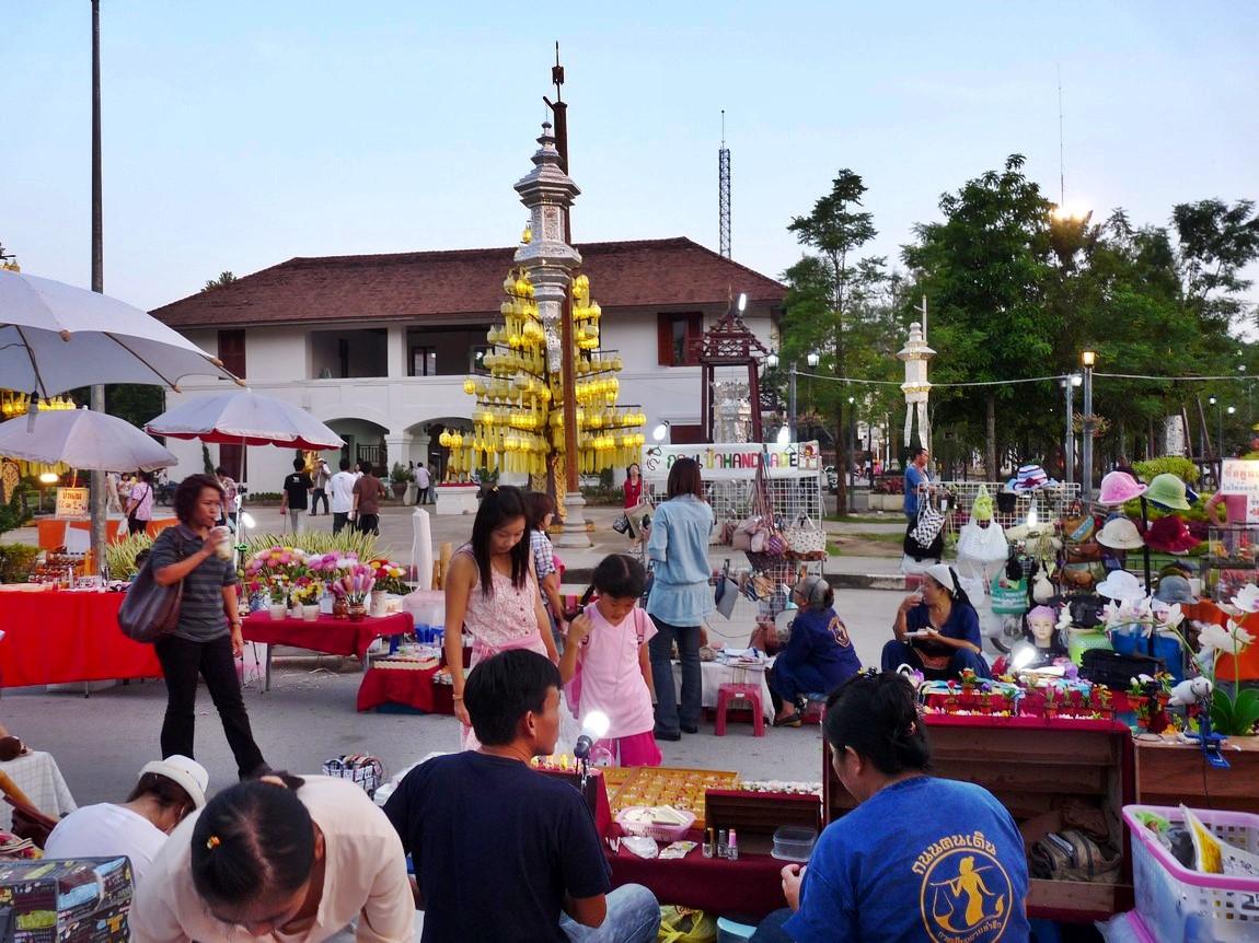 chiang-rai-walking-street-market-10.jpg