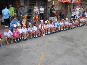 costumedkidslinethestreet.jpg