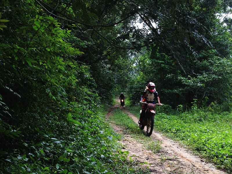 dirt-bike-tours-cambodia-trail-to-polpot-house.jpg