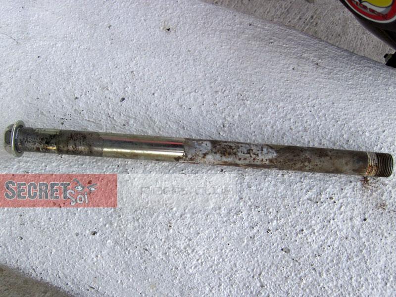 ER6nSwingarmShaftCorrosion1SSR.jpg