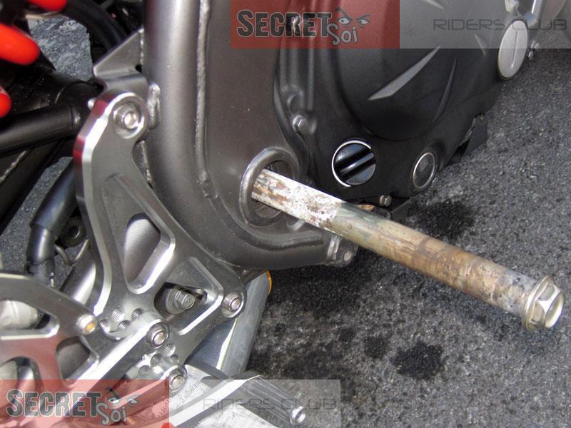 ER6nSwingarmShaftCorrosionSSR.jpg