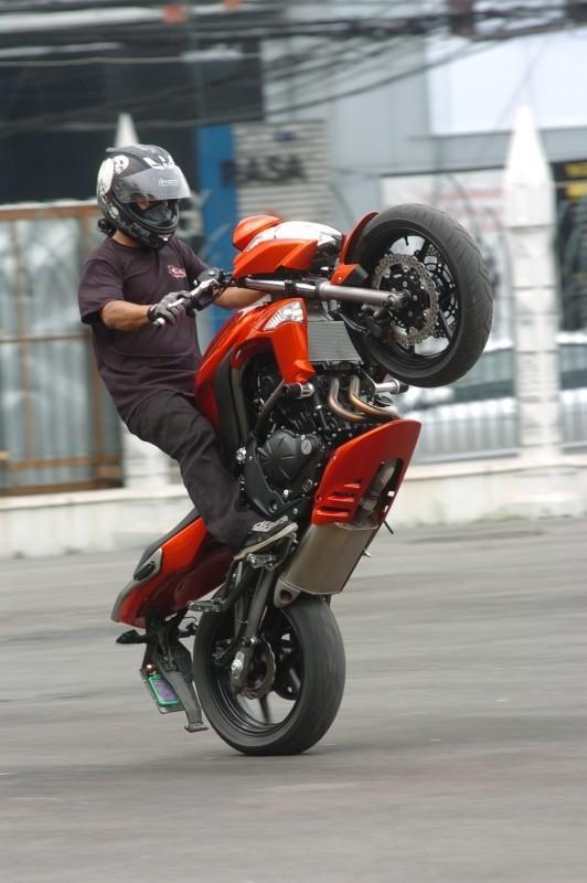 ER6nWheelieBKK1.jpg