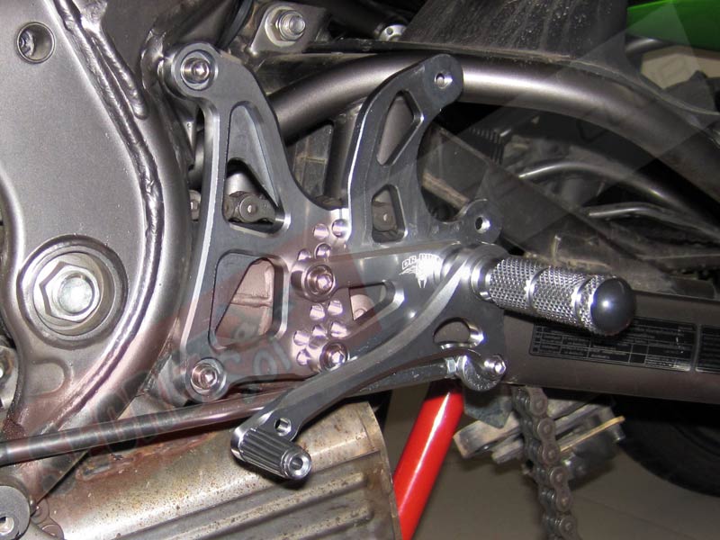 EX650RRearsetInstallSlvrSSR.jpg