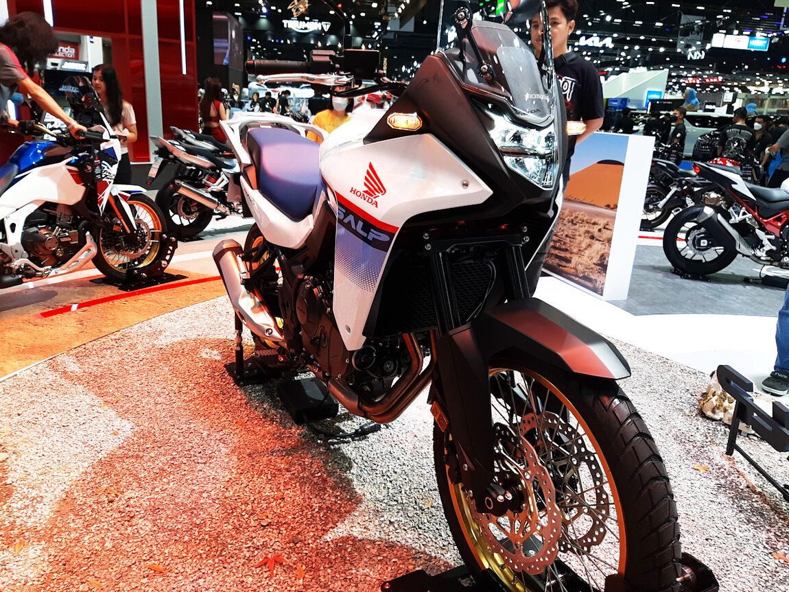Honda_TransAlp750_front.jpg