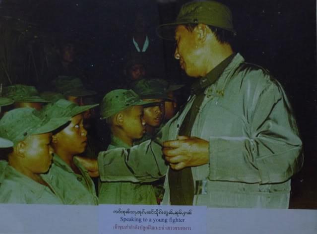 KhunSaspeakingtoayoungfighter.jpg