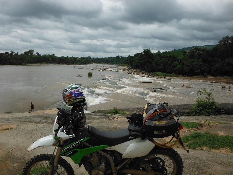 Laos%20Bamboo%20bridge%20Motorcycle%20%2015.jpg