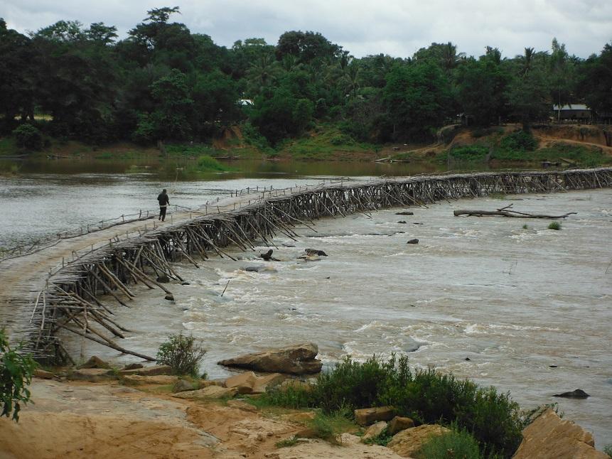 Laos%20Bamboo%20bridge%20Motorcycle%20%2022.jpg