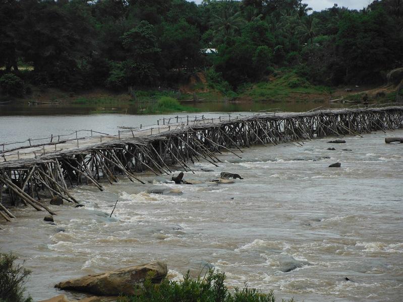 Laos%20Bamboo%20bridge%20Motorcycle%20%2023.jpg
