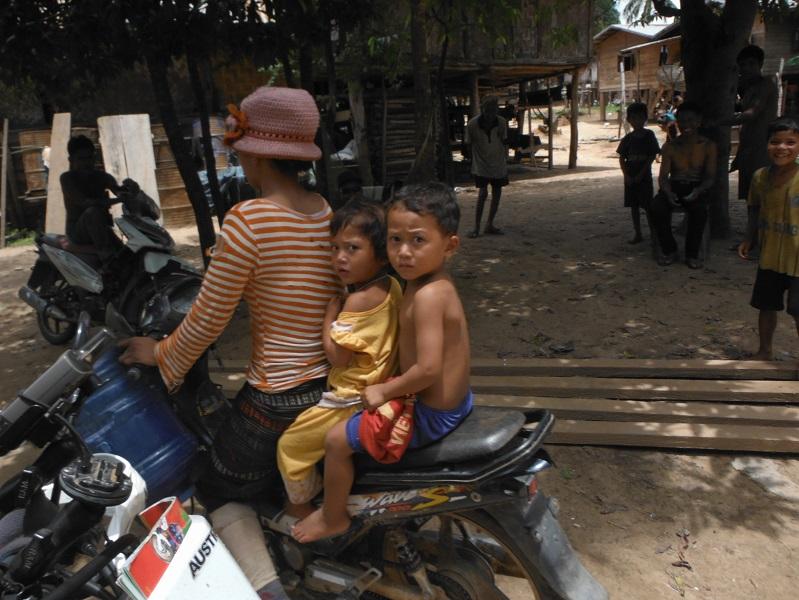 Laos%20Bamboo%20bridge%20Motorcycle%20%2025.jpg