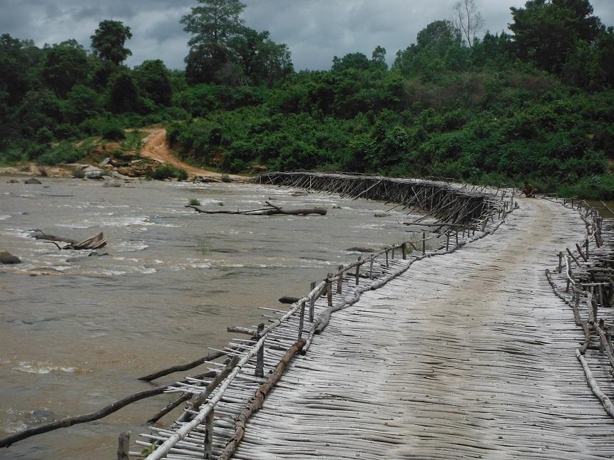 Laos%20Bamboo%20bridge%20Motorcycle%20%2029.jpg