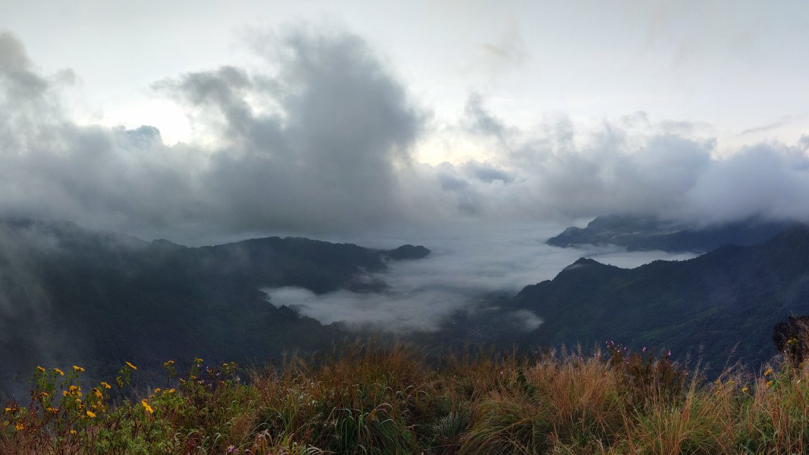 Laos Sea of Clouds From the Viewpoint at 06.30.jpg