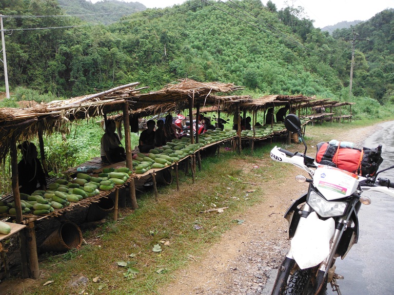 Laos-Xam Neua-Muang et-Motorcycle (1).JPG