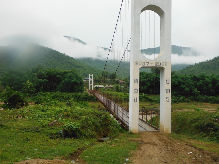 Laos-Xam Neua-Muang et-Motorcycle (10).JPG