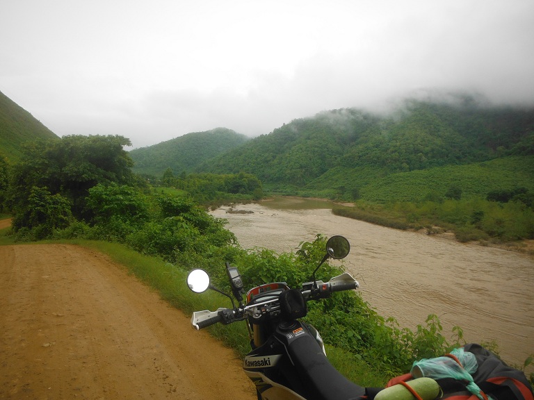 Laos-Xam Neua-Muang et-Motorcycle (11).JPG