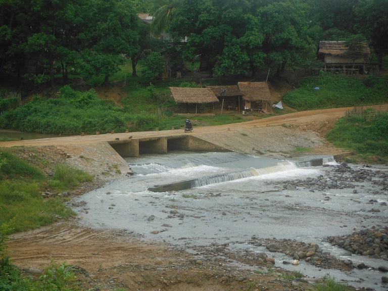 Laos-Xam Neua-Muang et-Motorcycle (13).JPG